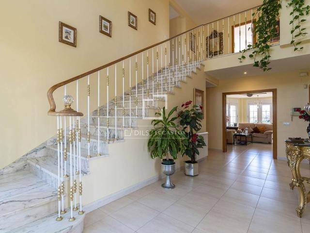 Esta vivienda cuenta con un exuberante jardín, una piscina y. 926m² Benidorm