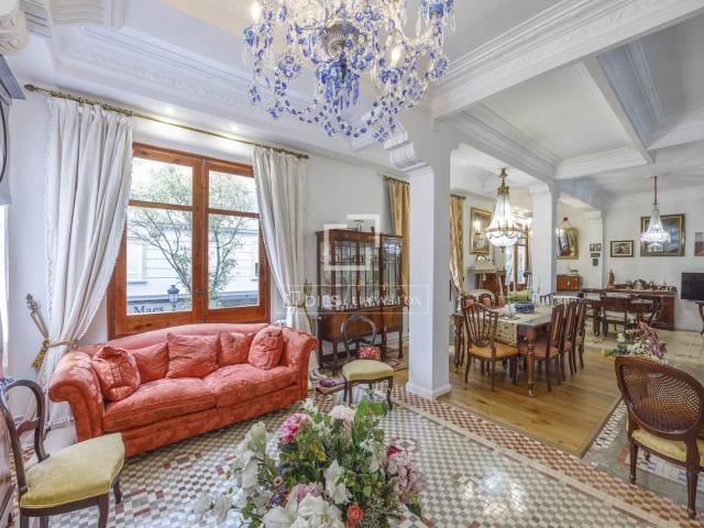 Esta vivienda se sitúa en la primera planta de un edificio d. 165m² Valencia