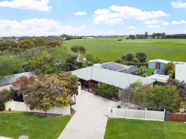 Family Home with Pool and Studio with rental income
