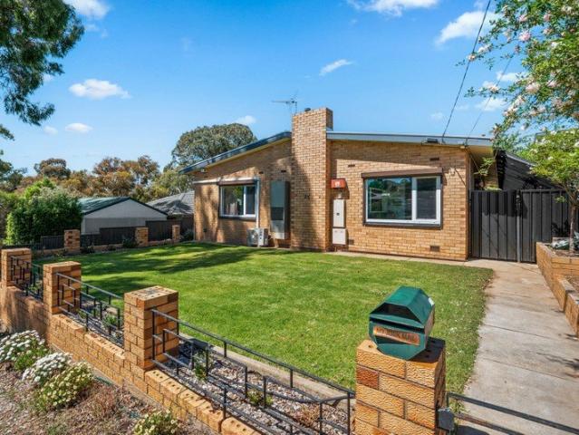 Established Family Living on a Generous 745sqm Allotment