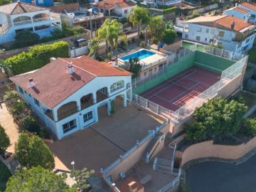 Estamos encantados de presentaros a la venta esta espectacul. 320m² Alzira