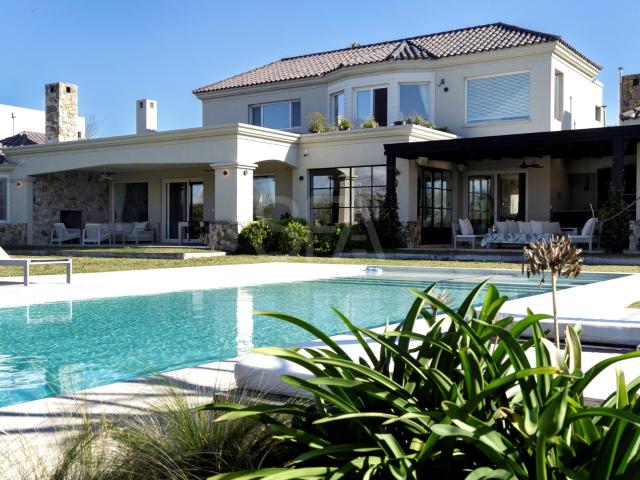 Estancias del Pilar | Venta | Impresionante casa inteligente con vista al lago y lateral verde ? 1.850m?