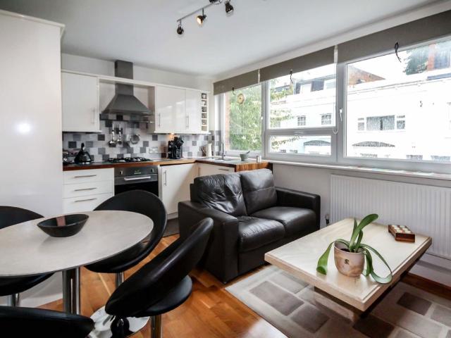 Estcourt Road, Fulham SW6, 2 bed flat to rent, £2,400 pcm | PrimeLocation