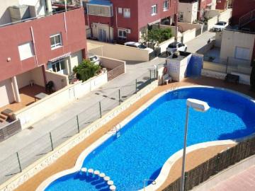 Este adosado de 3 dormitorios y 2 baños se sitúa en la aprec. 87m² Orihuela Costa