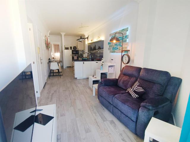 Este apartamento de dos dormitorios y un baño está situado e. 82m² Cabo Blanco