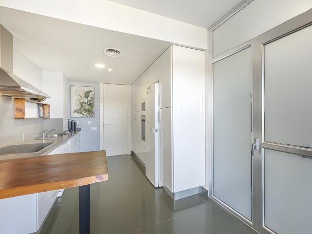 Este apartamento de 3 dormitorios y 3 baños cuenta con una i. 136m² Manilva