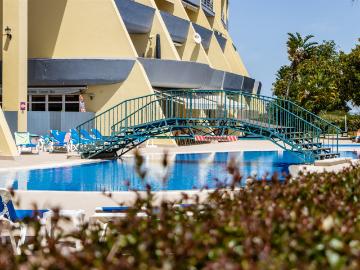Este apartamento T1, muito bem localizado, oferece conforto. 53m² Lagoa e Carvoeiro