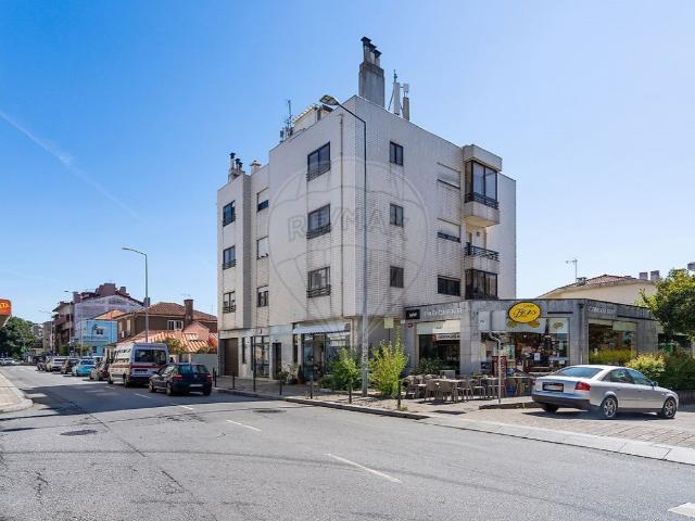 Este apartamento T3, localizado na rua do Amial, combina áre. 0m² Paranhos