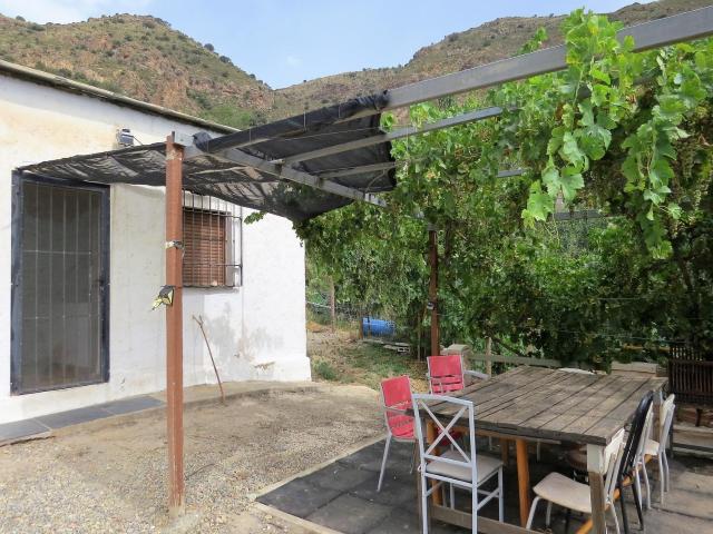 Este cortijo de 110 m² y tres dormitorios está situado en la. 110m² Cástaras