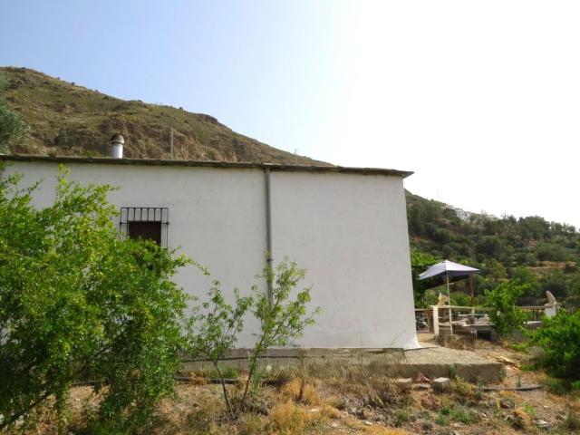 Este cortijo de 110 m² y tres dormitorios está situado en la. 110m² Cástaras