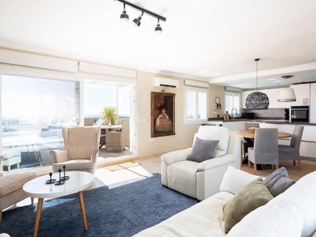 Este dúplex ático en esquina, bellamente renovado, ofrece un. 115m² El Paraiso