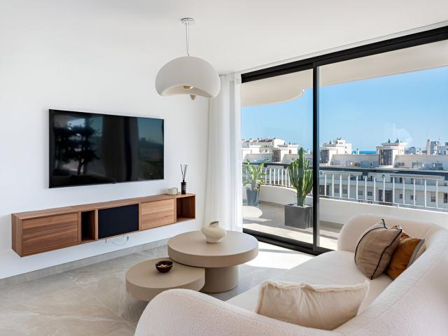 Este excepcional ático de 3 dormitorios y 2 baños es una ver. 120m² Marbella