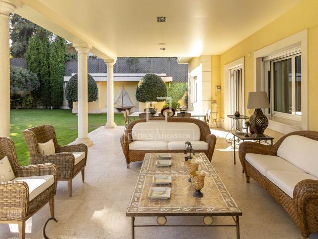 Esta excepcional villa independiente, con una superficie apr. 894m² Madrid