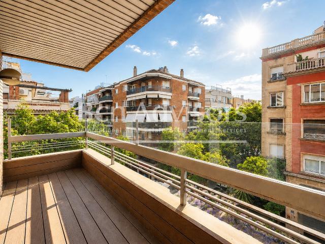 Este exclusivo piso reformado dispone de 183 m2 construidos. 195m² Barcelona