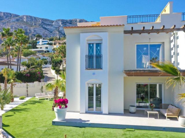 Este encantador apartamento en la planta baja ofrece una exp. 88m² Dénia