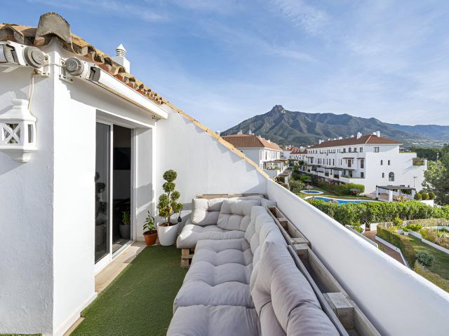 Este encantador ático se encuentra en Las Lomas del Marbella. 89m² Marbella