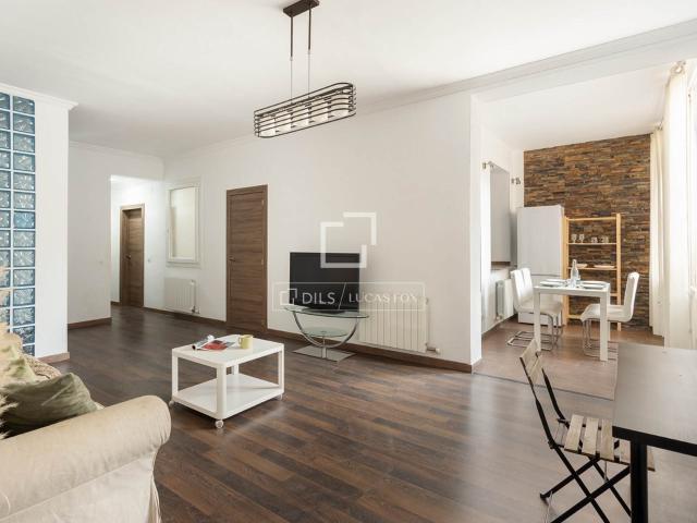 Este encantador piso de 107 m² se encuentra en el corazón de. 107m² Barcelona