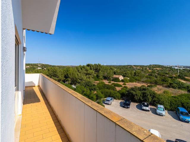 Este espaçoso apartamento no último piso está Inserido num c. 90m² Salema