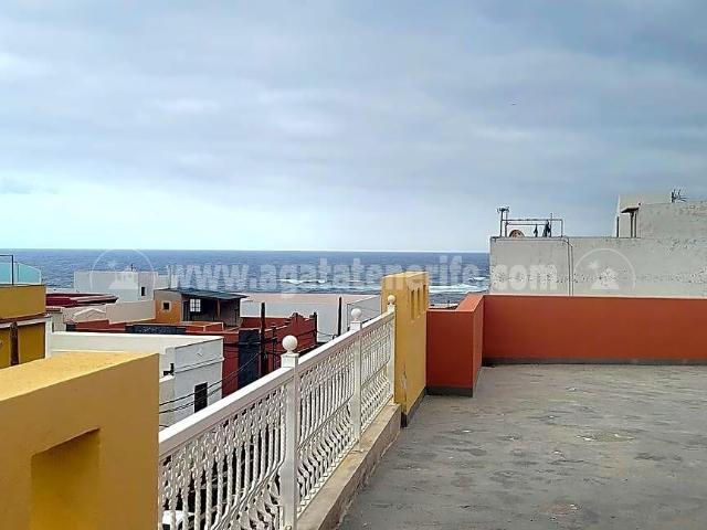 Este espacioso edificio está situado en el segunda linea sol. 425m² La Caleta de Interian