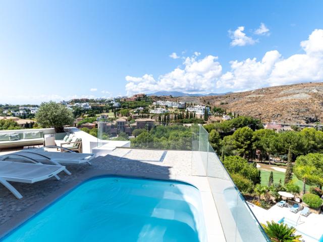 Este espectacular ático dúplex está situado en el corazón de. 310m² Benahavís