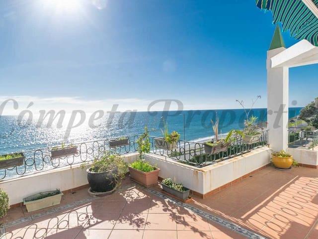 Este impresionante chalet de 400 m2 en primera línea de play. 400m² Torrox