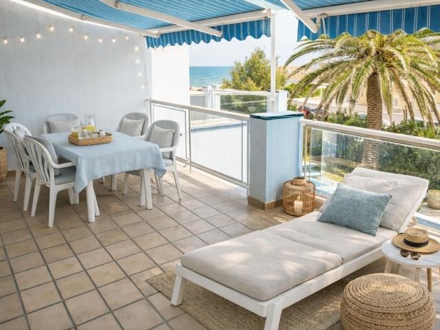 Este impresionante apartamento en venta en primera línea se. 95m² Dénia