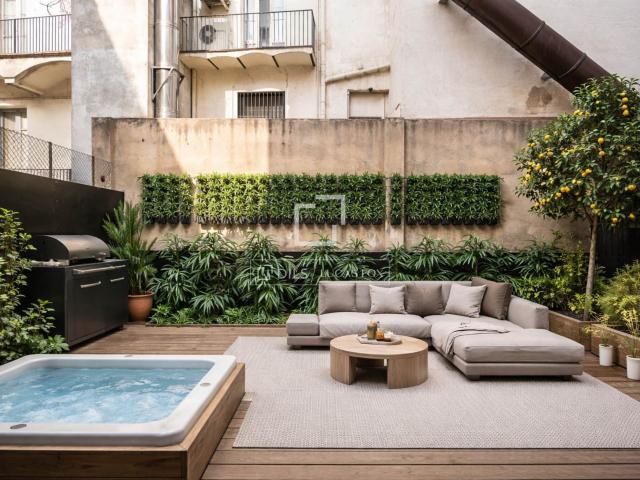 Este piso único ofrece tres amplias habitaciones y dos elega. 92m² Barcelona