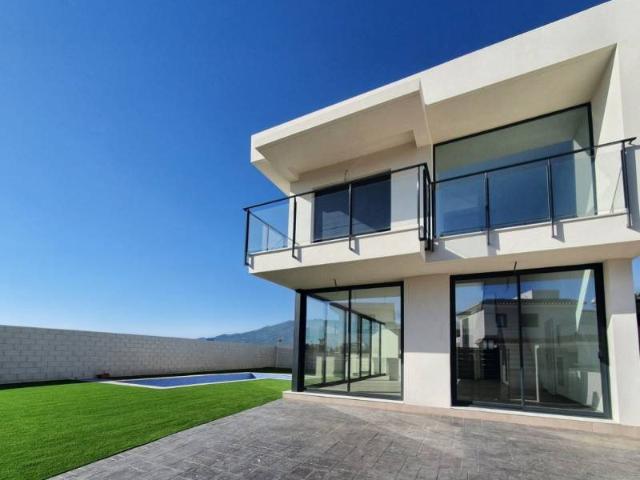 Este práctico chalet es una vivienda moderna de diseño, lumi. 169m² Alacant
