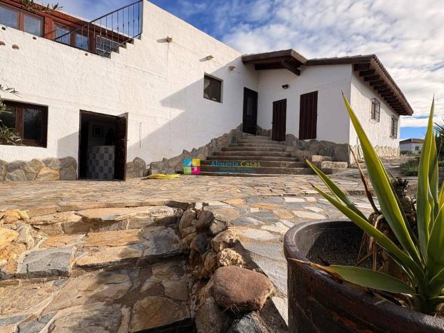 Este precioso cortijo de dos plantas, completamente amueblad. 281m² Partaloa