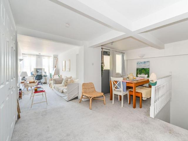 Este Road, Clapham Junction, London. Studio to rent £2,015 pcm £465 pw