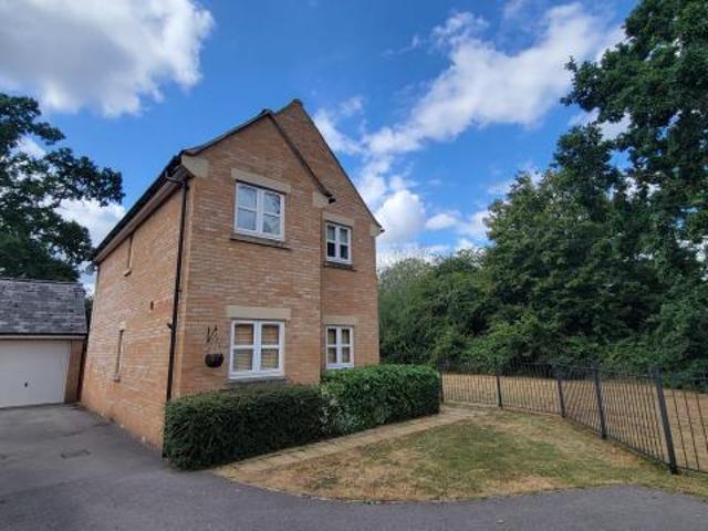 Estella Close, Swindon, SN25 3 bed detached house to rent £1,600 pcm £369 pw