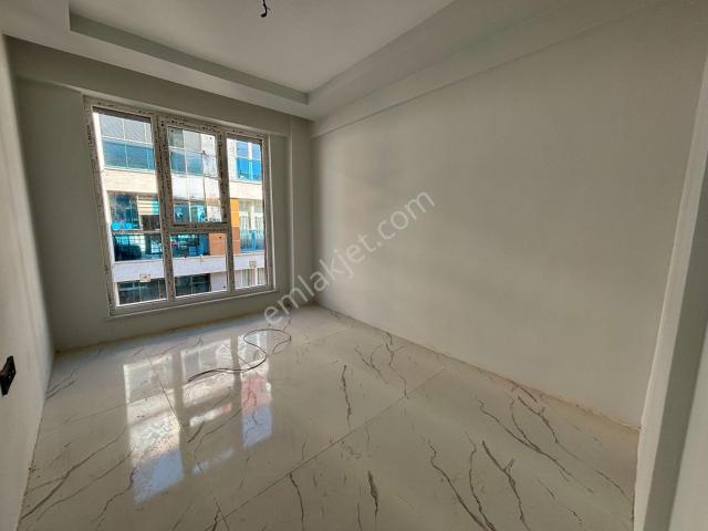Estorıa'dan Esenli Cd Yanı Ebeveyn Banyolu Balkonlu 2+0 Daire