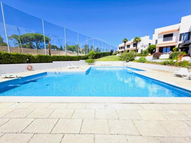 Estoril Moradia geminada T3+1. Condominio privado com piscina