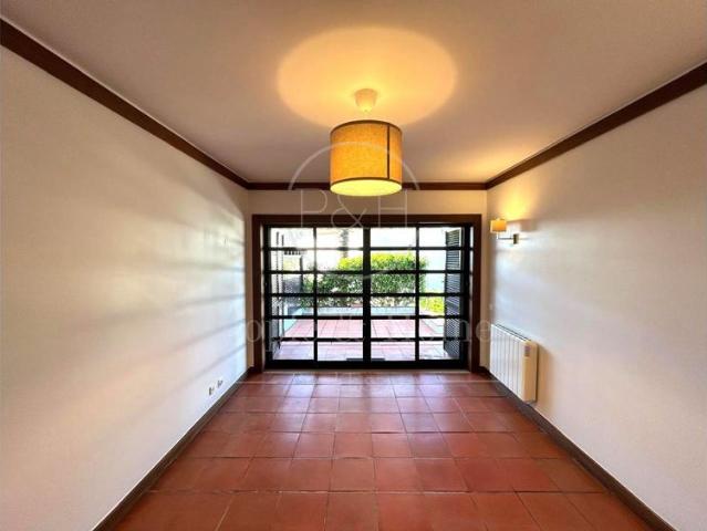 Estoril Moradia geminada T3+1. Condominio privado com piscina