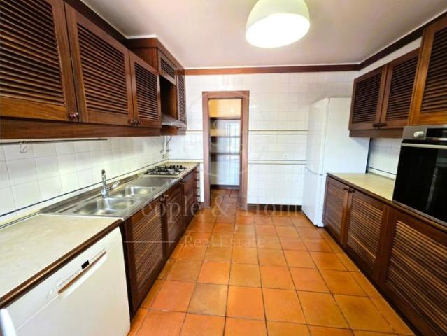 Estoril. Moradia T3+1, sem móveis. Condomínio privado com piscina