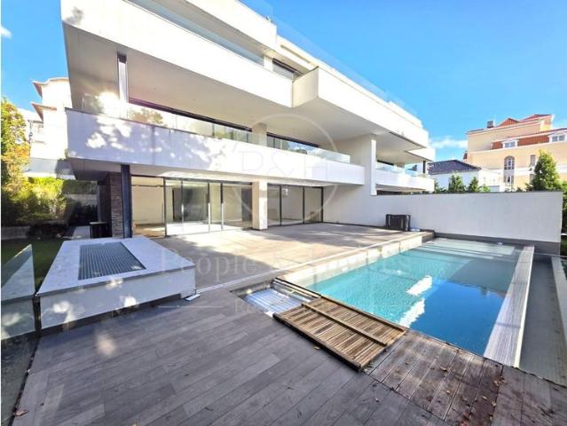 Estoril. Centro. T3 tipo moradia. Jardim e piscina privativa
