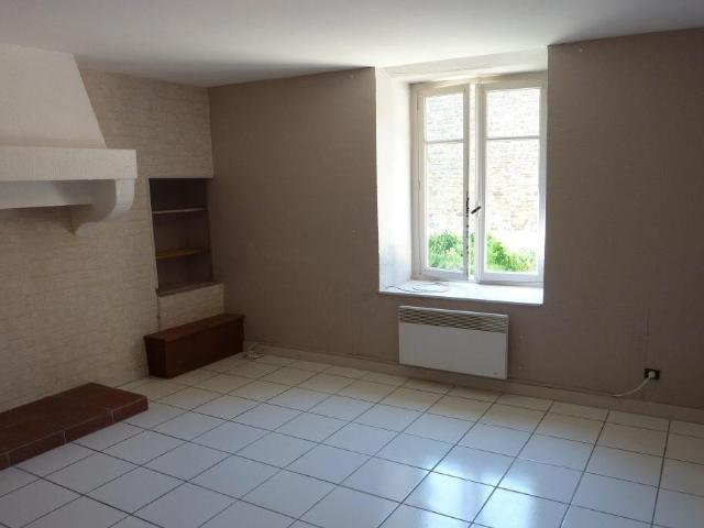 estrablin: 400 route de l'europe proximité de vienne maison de 75 m² environ, dans grand parc.