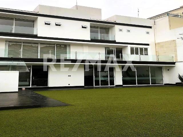 ¡Estrena Casa de Lujo con Jardín y Gran Diseño en Zona Exclusiva!