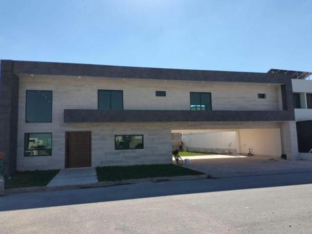 Estrena casa en Hacienda del Rosario 4 habitaciones y amplio Jardin, Torreón, Coahuila