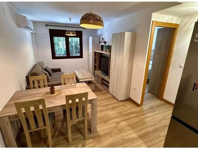 ¡Estrena vivienda! Apartamento moderno reformado con plaza de garaje y trastero en Pinos Genil Ref