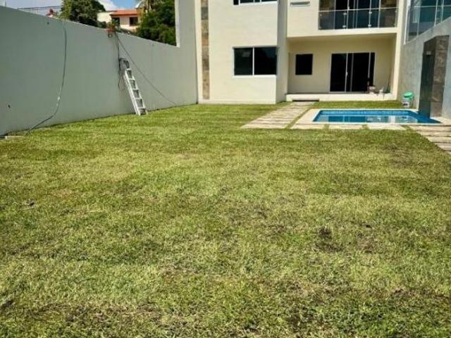 Estrene moderna casa con alberca en Fracc. con doble vigilancia