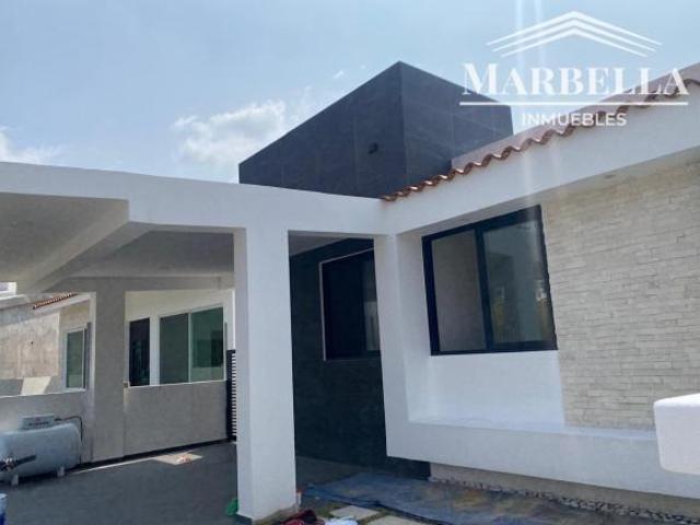 ESTRENE HERMOSA CASA EN UN NIVEL, EN ZONA NUEVA Y TRANQUILA. CON 3 RECÁMARAS Y GARAJE TECHADO