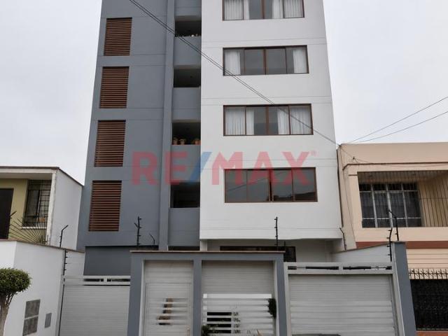 ¡Estreno / Casi Nuevo! Moderno Departamento De 3 Dormitorios + 2 Cocheras En Pueblo Libre