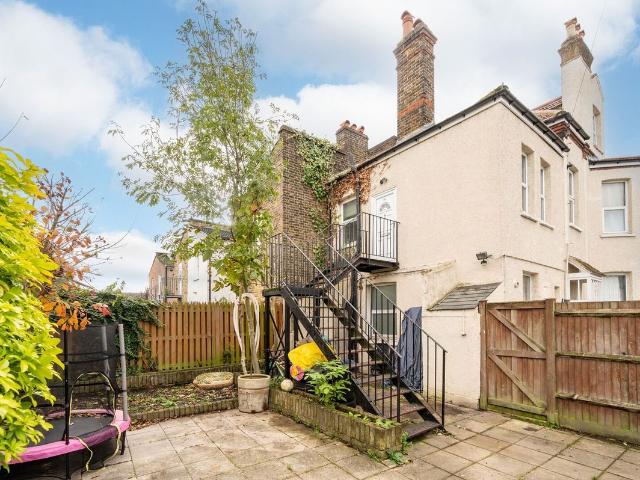 Estreham Road, Streatham Common, London SW16, 4 bed maisonette to rent, £3,600 pcm | PrimeLocation