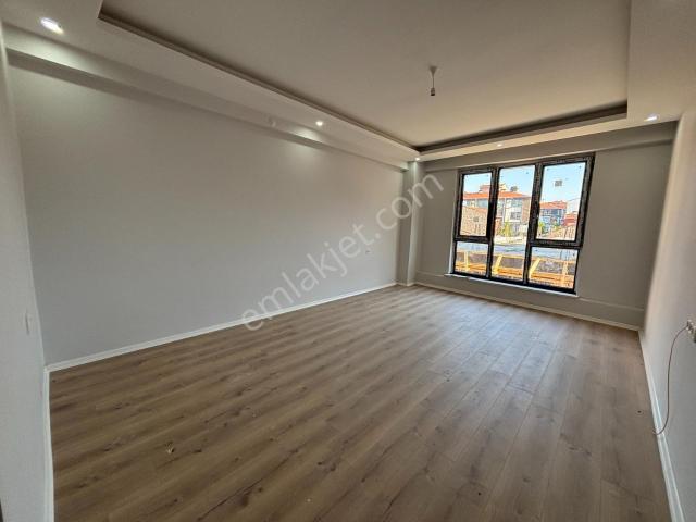 Estroıa'dan Geniş Balkonlu Y.ısıtma Ebeveyn Banyolu 2+1 Daire