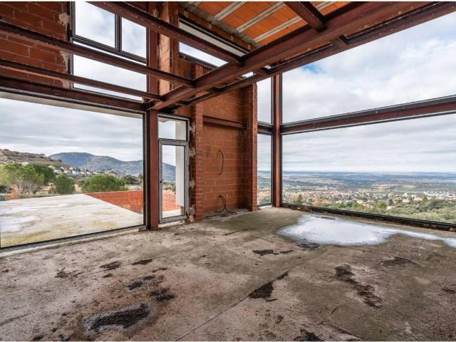 ESTRUCTURA FINALIZADA Y PARCELA PARA CHALET DE LUJO CONTINÚA EL PROYECTO O ADÁPTALO A TU ESTILO
