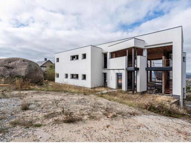 ESTRUCTURA FINALIZADA Y PARCELA PARA CHALET DE LUJO CONTINÚA EL PROYECTO O ADÁPTALO A TU ESTILO