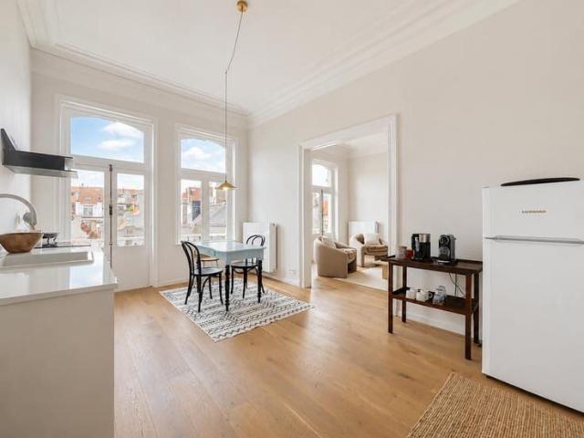EPC: C Furnished 1 Bedroom Apartment with Two Balconies
