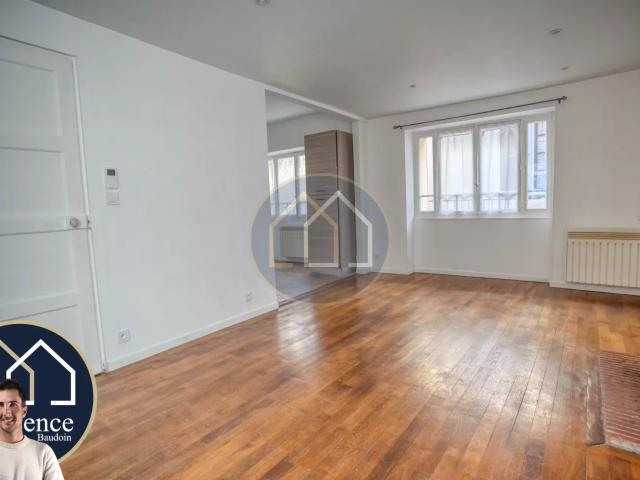 EPERNON CENTRE MAISON 65M² 2 CHAMBRES COUR PARKING PRO