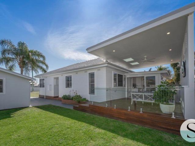 Epitome Of Lifestyle Lakeside Cottage, All Renovated, Winning Outdoor Entertaining, Easy Care Block, Set Between The Lake & Beach